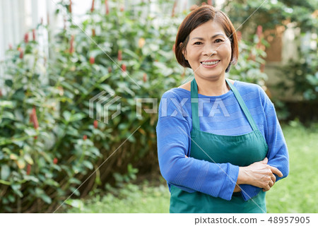Female gardener 48957905