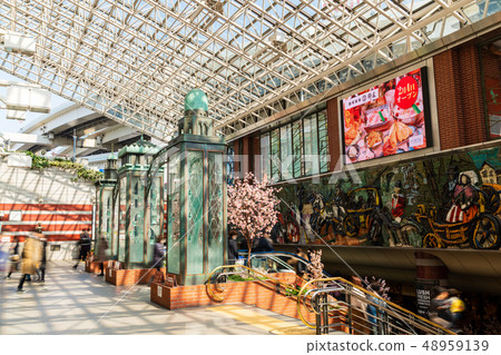 到橫濱站東口的地下通道 48959139