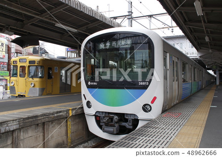 西武新宿線 30000 系列和舊 2000 系列在上石井站停靠 48962666