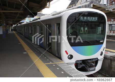 Series 30000 on the Seibu Shinjuku Line stopping at Kamishakujii Station (8-car train at each stop: Seibu Shinjuku ⇔ Kamishakujii) Series 30000 on the Seibu Shinjuku Line stopping at Kamishakujii Station (8-car train at each stop: Seibu Shinjuku ⇔ Kamishakujii) 48962667