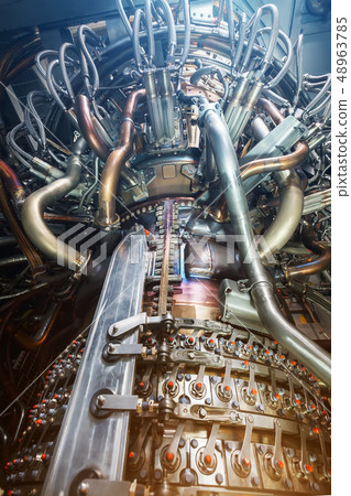 Gas turbine engine of feed gas compressor located inside pressurized enclosure, The gas turbine 48963785