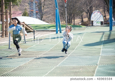 孩子們享受田徑運動 48969384