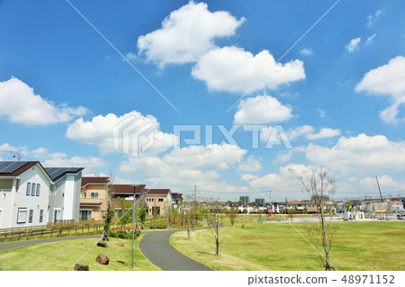 公園擁有清新的藍天和美麗的城市 公園擁有清新的藍天和美麗的城市 48971152