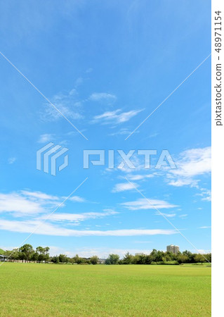 公園風景的城市與清新的藍天 公園風景的城市與清新的藍天 48971154