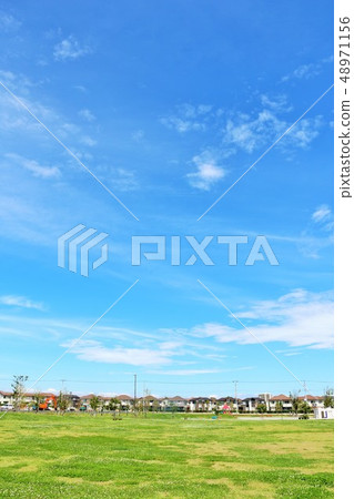 公園風景的城市與清新的藍天 公園風景的城市與清新的藍天 48971156