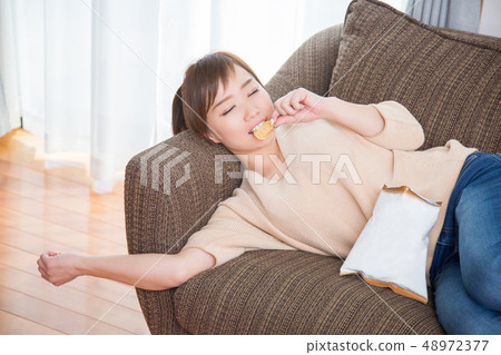 吃在長沙發的婦女potech 吃在長沙發的婦女potech 48972377