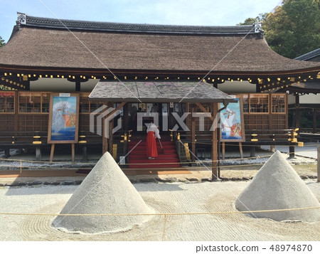 Kamigamo Shrine Fine Hall and Standing Sand 48974870