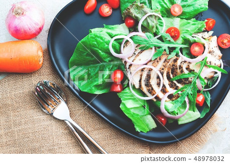 Top view. Grilled chicken salad with tomatoes 48978032