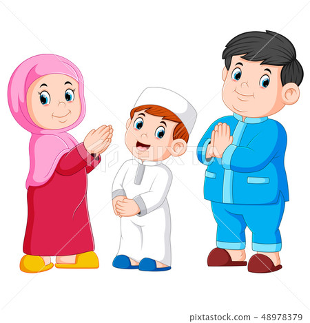Happy moslem family 48978379