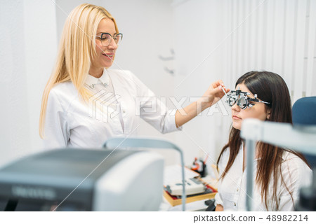 Patient on diagnostic of vision, oculist cabinet 48982214