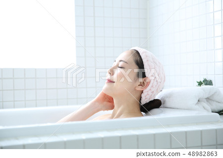 一個女人洗個澡 一個女人洗個澡 48982863