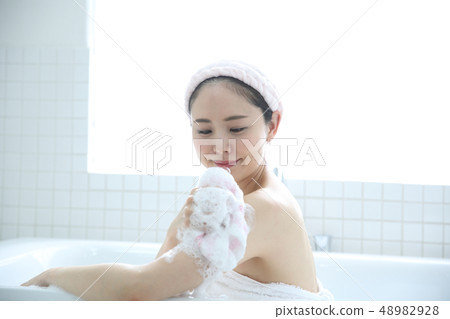 一個女人洗個澡 48982928