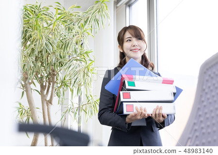 有企業文件的婦女 有企業文件的婦女 48983140