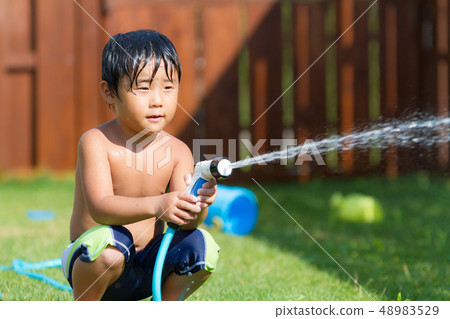 花園草坪男孩水玩 48983529
