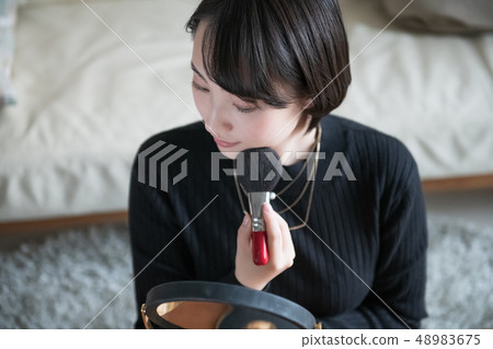 一個年輕的日本女人用刷子柚子 一個年輕的日本女人用刷子柚子 48983675