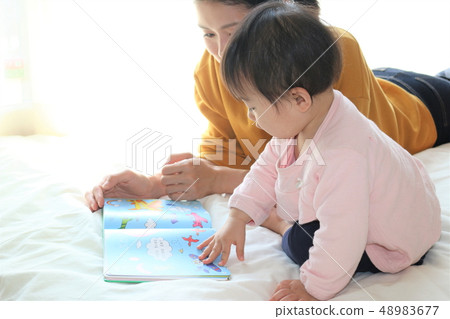 看畫書的媽媽和嬰孩 48983677