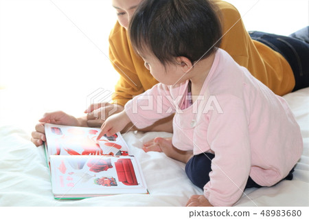 看畫書的媽媽和嬰孩 看畫書的媽媽和嬰孩 48983680