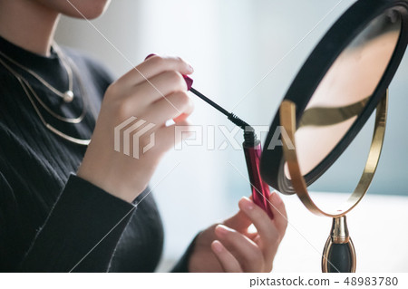 繪睫毛膏的年輕日本婦女的手構成秀麗 繪睫毛膏的年輕日本婦女的手構成秀麗 48983780