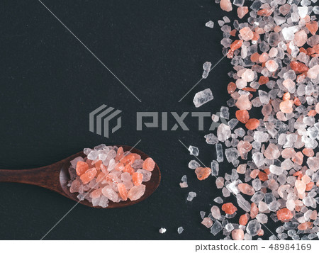 Himalayan pink salt in crystals 48984169