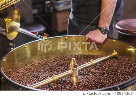 Freshly roasted aromatic coffee beans  48984368