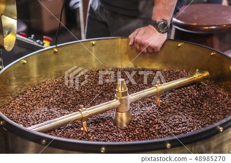 Freshly roasted aromatic coffee beans  48985270