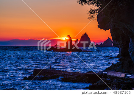 (靜岡縣)西伊豆和大瀧海岸的日落 (靜岡縣)西伊豆和大瀧海岸的日落 48987105