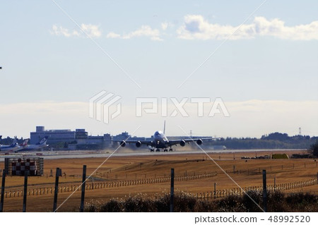 airplane  48992520