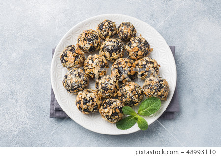 Healthy energy balls made of dried fruits and nuts 48993110
