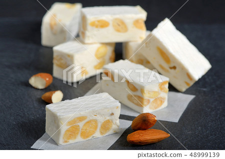 White nougat with almonds 48999139