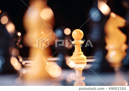 船上的棋子（專注於白棋子） 49001588