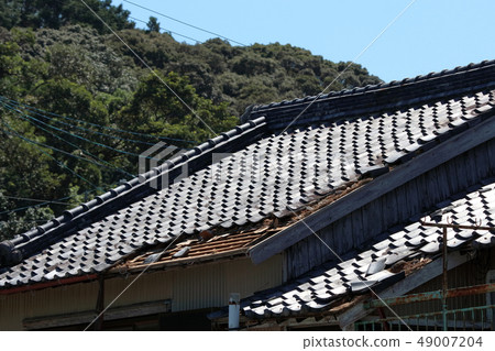 颱風損壞的屋頂瓦屋頂 49007204