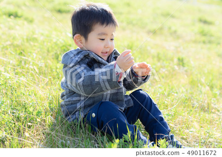 檢查外面的三歲兒童玩Nekojarashi 49011672