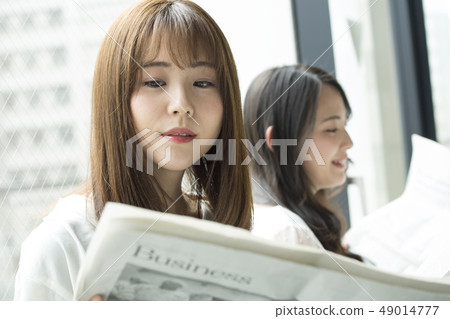 讀報紙的兩名婦女在窗口邊 49014777