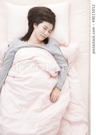 一個女人在睡覺 一個女人在睡覺 49015052