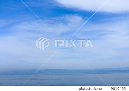 從三月（兵庫縣）的淡路看到的藍天和海 49019463