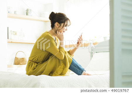 婦女智能手機新的生活臥室少婦生活方式 婦女智能手機新的生活臥室少婦生活方式 49019767