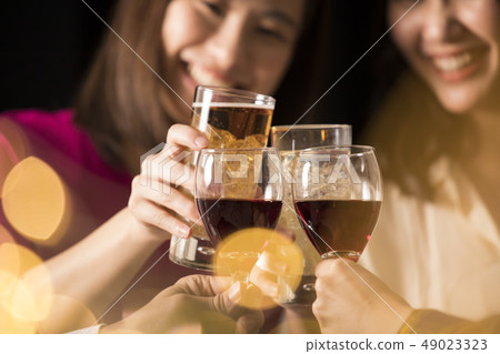 喝酒派對,年輕的女人 喝酒派對,年輕的女人 49023323