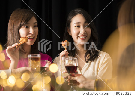 喝酒派對，年輕的女人 49023325