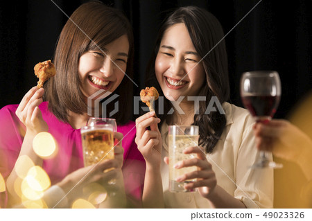 喝酒派對，年輕的女人 49023326