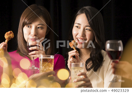 喝酒派對,年輕的女人 喝酒派對,年輕的女人 49023329