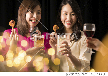 喝酒派對,年輕的女人 喝酒派對,年輕的女人 49023331