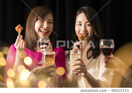 喝酒派對,年輕的女人 喝酒派對,年輕的女人 49023333
