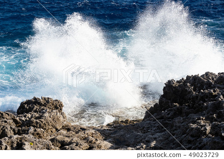 波浪擊中Minamidaito島的岩石表面 49023729