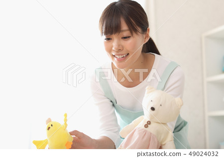 Nursery teacher playing with toddlers Nursery teacher playing with toddlers 49024032