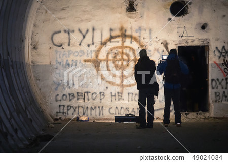 The film crew shoots the plot in an abandoned room painted graffiti 49024084