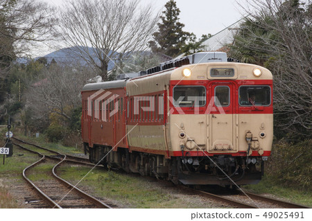 五十鈴鐵路快車（Kiha 52 + Kiha 28） 49025491