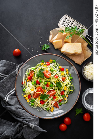 Zoodlie, healthy vegan food - zucchini noodlie 49027297