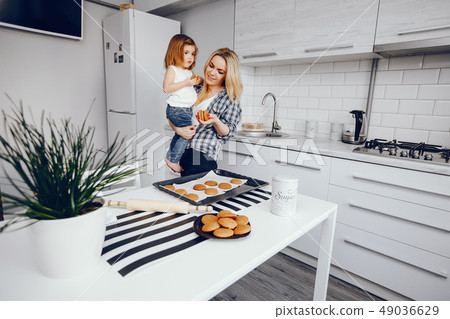 mother with daughter 49036629