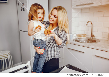 mother with daughter 49036630