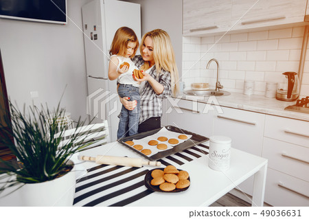 mother with daughter 49036631